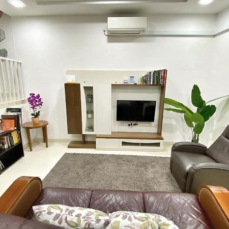 Teratak Persona Homestay. 4 Rooms Double Storey Terrace In Kuantan City. ภายนอก รูปภาพ