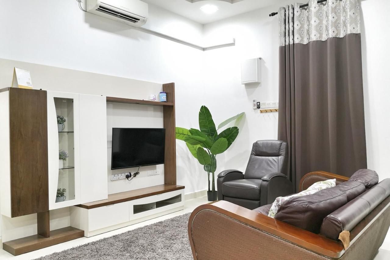 Teratak Persona Homestay. 4 Rooms Double Storey Terrace In Kuantan City. ภายนอก รูปภาพ