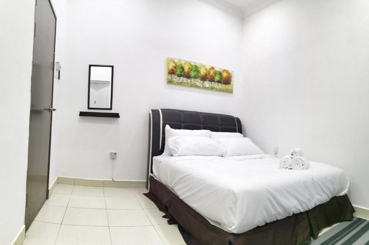 Teratak Persona Homestay. 4 Rooms Double Storey Terrace In Kuantan City. ภายนอก รูปภาพ
