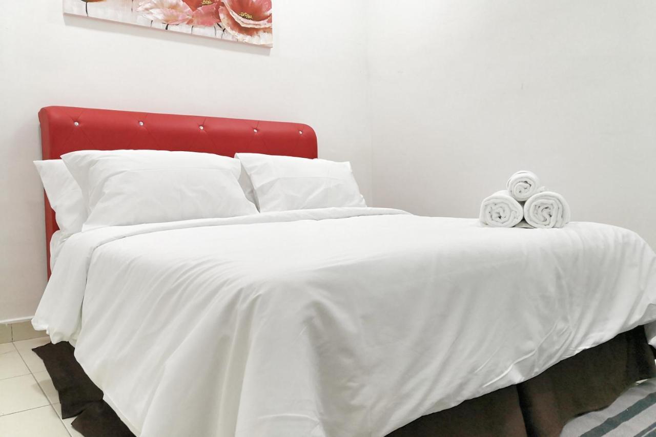 Teratak Persona Homestay. 4 Rooms Double Storey Terrace In Kuantan City. ภายนอก รูปภาพ