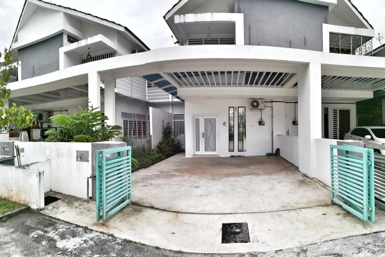 Teratak Persona Homestay. 4 Rooms Double Storey Terrace In Kuantan City. ภายนอก รูปภาพ