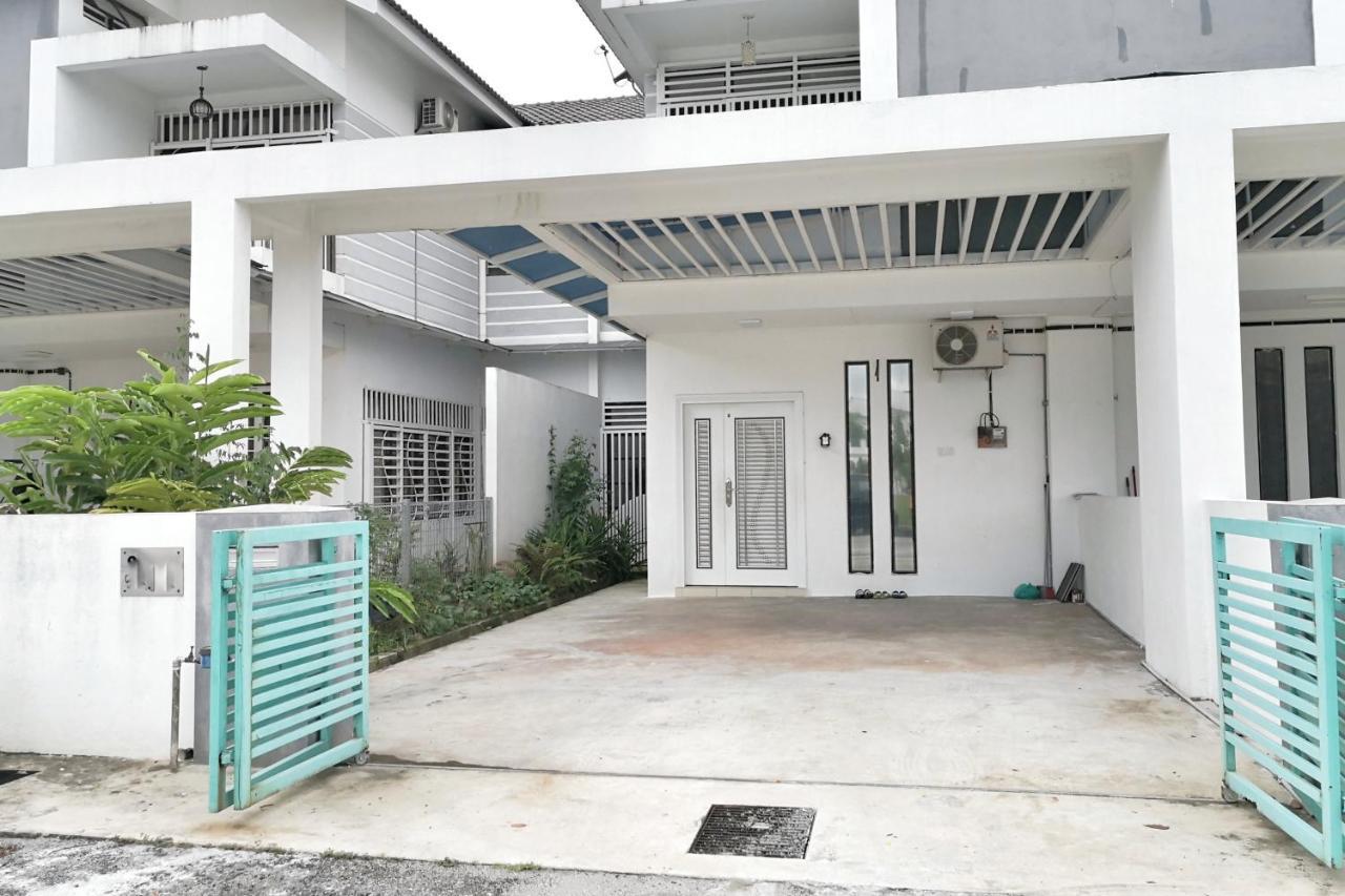 Teratak Persona Homestay. 4 Rooms Double Storey Terrace In Kuantan City. ภายนอก รูปภาพ