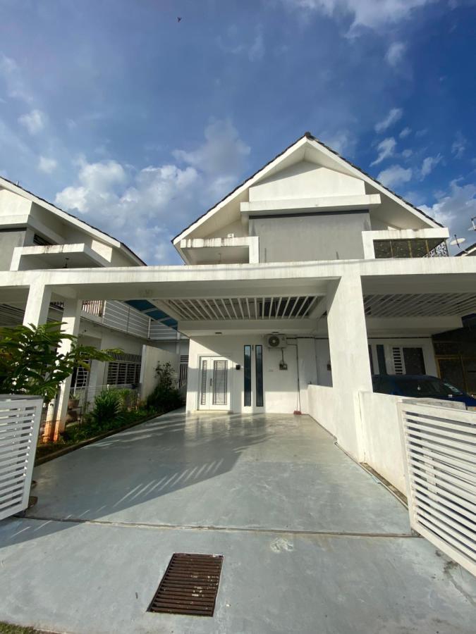 Teratak Persona Homestay. 4 Rooms Double Storey Terrace In Kuantan City. ภายนอก รูปภาพ